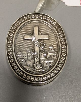 pendentif en forme de croix plaqué argent, représentant Jésus sur la croix