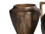 deux vases posés l'un à côté de l'autre sur une surface blanche