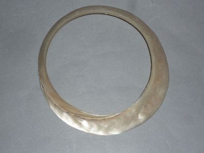 un bracelet en argent orné d'un motif incurvé