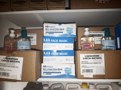 de nombreuses boîtes de masques posées sur une étagère