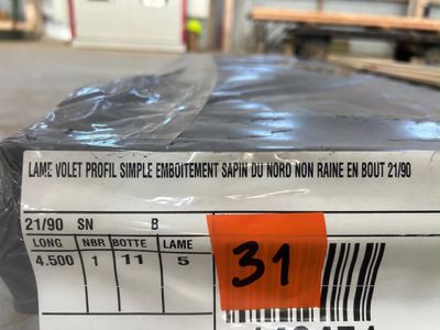 une boîte portant un code-barres, posée sur une table