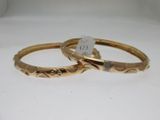 paire de bracelets rigides couleur or avec motif gravé