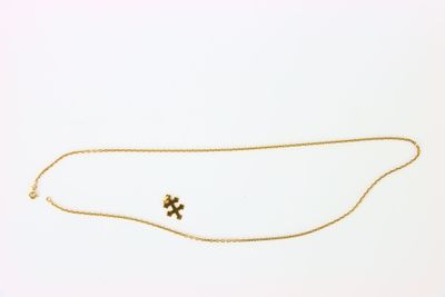 l'image d'un collier en or orné d'une croix
