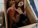 deux poupées dans une boîte en carton posée par terre