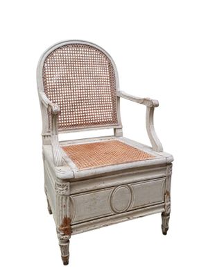 une image représentant une chaise blanche avec une assise en osier sur fond blanc