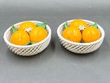 deux bols remplis d'oranges posés sur une table