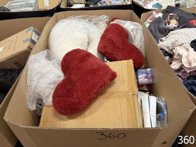 une boîte en carton remplie de plein de choses