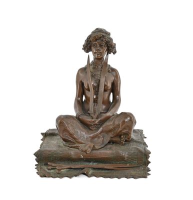 statue en bronze représentant une femme assise sur un rocher, une harpe à la main