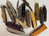 de nombreux types de couteaux de poche sur la table