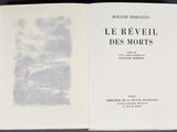 un livre ouvert sur lequel figure l'image d'un paysage