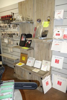 une pièce avec beaucoup d'objets sur les étagères
