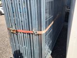 une barrière métallique qui a été placée devant un camion