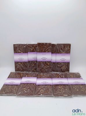 une pile de tablettes de chocolat empilées les unes sur les autres