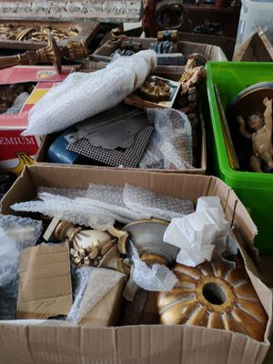 Des cartons contenant divers objets sont posés sur une table dans une pièce