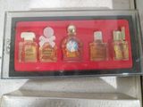 une photo d'une vitrine contenant des parfums