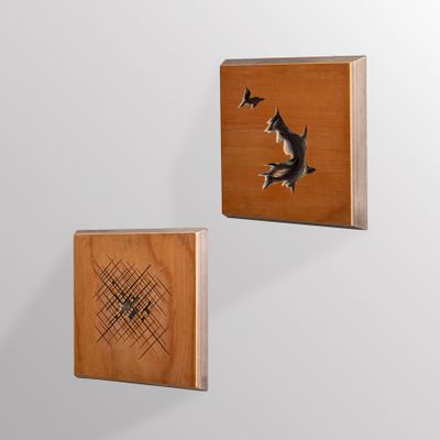 deux œuvres d'art accrochées au mur d'une pièce