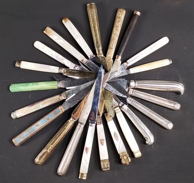 many different types of knives arranged in a circle
