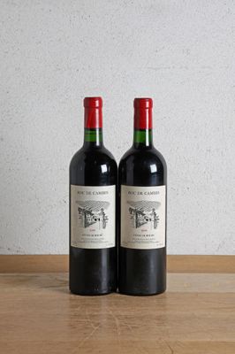 deux bouteilles de vin posées l'une à côté de l'autre sur une table en bois