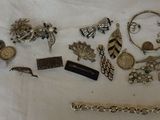 beaucoup de bijoux posés sur la table