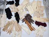 de nombreuses paires de gants posées sur une table