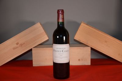 une bouteille de vin posée sur une table, à côté de deux caisses en bois
