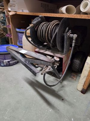 une photo d'un collier de serrage et d'un tuyau dans un garage