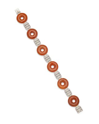 un gros plan sur un bracelet orné de beignets