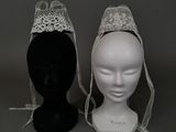 deux têtes de mannequin coiffées de chapeaux en dentelle