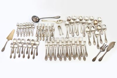 de nombreuses cuillères et fourchettes disposées sur la table