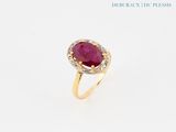 une image représentant une bague sertie d'un rubis et de diamants sur fond blanc
