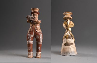 deux figurines représentant un homme et une femme en costume traditionnel