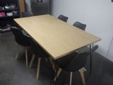 des tables et des chaises dans une pièce avec une bibliothèque en arrière-plan