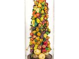 un grand vase en verre rempli de nombreux fruits