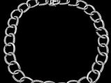 un gros plan d'un bracelet à chaîne en argent sur fond noir
