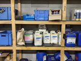 de nombreux bacs et conteneurs sur les étagères du garage