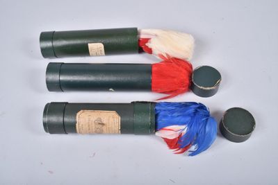 trois bouteilles de vin avec une étiquette rouge, blanche et bleue