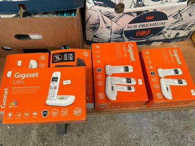 plusieurs boîtes de téléphones portables posées sur une table