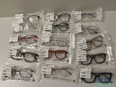 les nombreuses paires de lunettes qui se trouvent sur la table