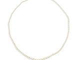 un collier de perles blanches sur fond blanc