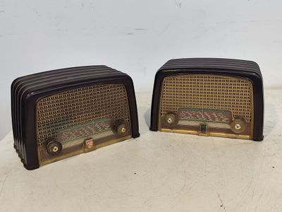 deux radios à l'ancienne posées sur une table