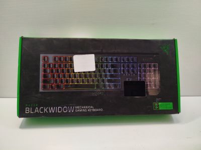 un clavier Black Widow dans la boîte posée sur la table