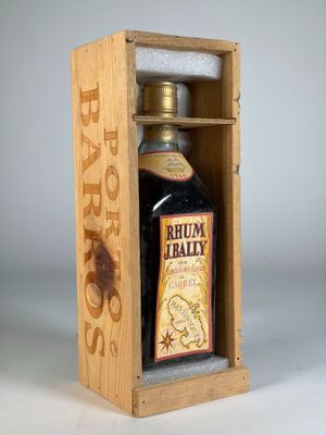 une image représentant une bouteille de rhum dans une caisse en bois