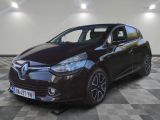 une voiture noire est garée sur le sol en damier d'un garage