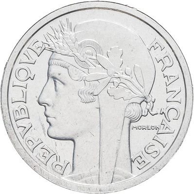 une image d'un gros plan d'une pièce de monnaie avec un visage de femme