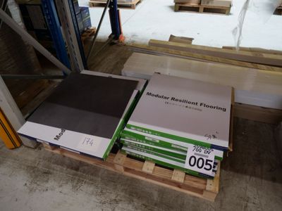une pile de livres posée sur une palette dans un entrepôt