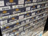 des cartons de bière Corona empilés sur une palette dans un entrepôt
