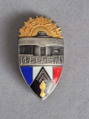 un gros plan d'un insigne sur une surface grise