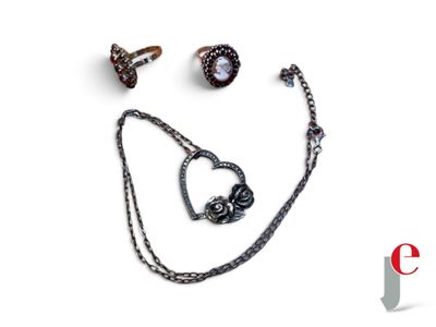 une photo d'un collier, d'une bague et d'une boucle d'oreille sur fond blanc