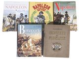 plusieurs livres sont empilés sur une surface blanche