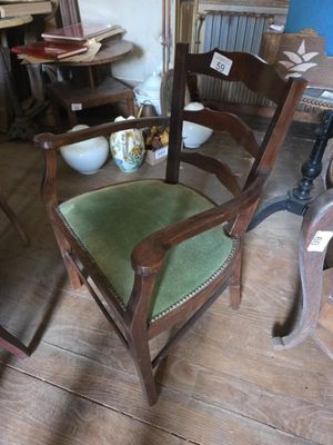 une chaise qui se trouve dans une pièce où il y a une table et des chaises